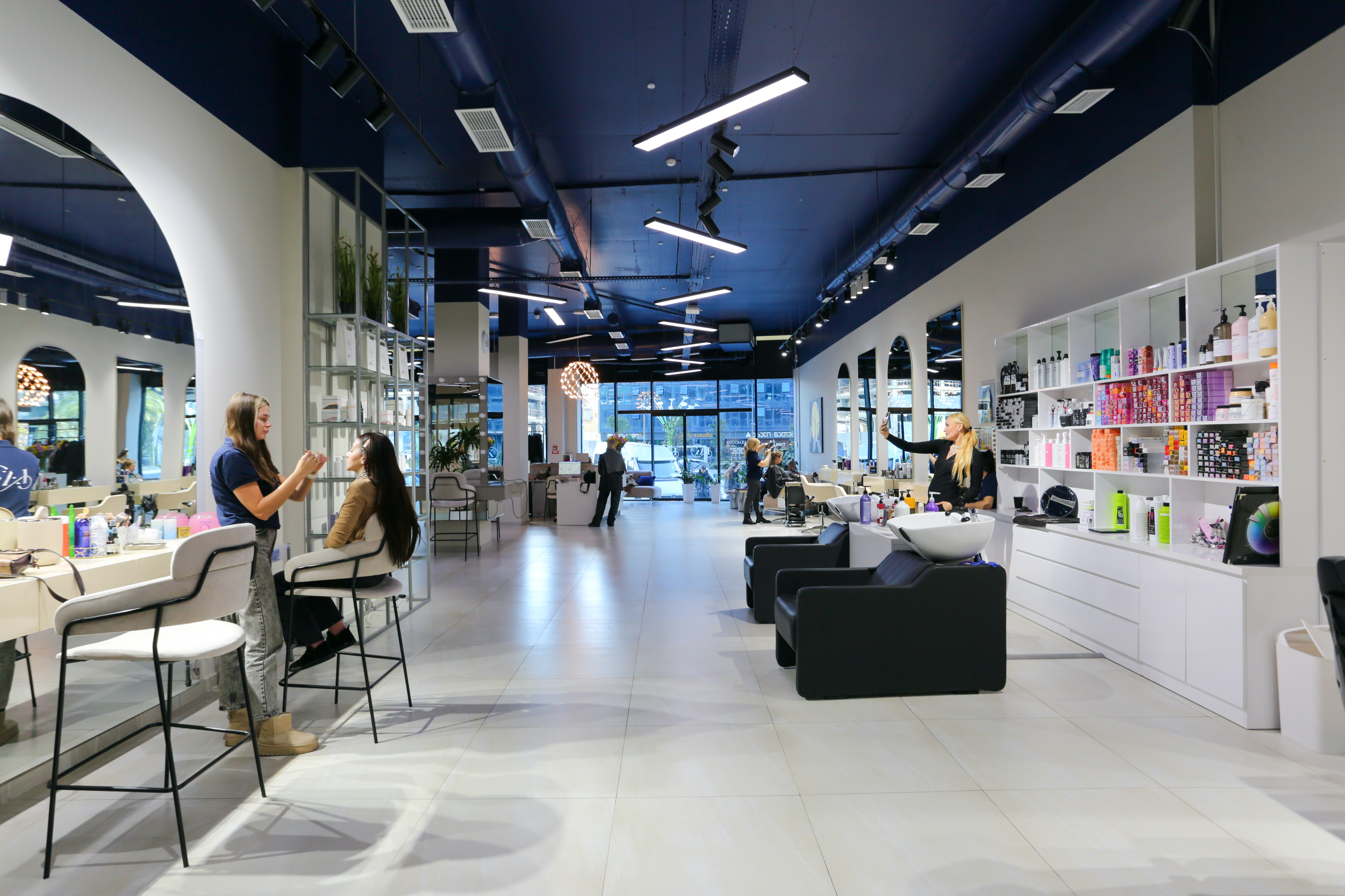 Мультиформатное бьюти-пространство LAKmousse Beauty Bar в Батуми с мастерами, клиентами и рабочими зонами